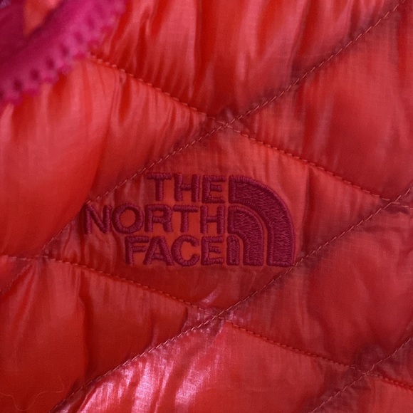 North face Women’s Jacket - Picture 2 of 6